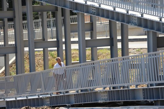 Yok Böyle Bir Üst Geçit! Bir Ayağı Rampa Bir Ayağı Merdiven