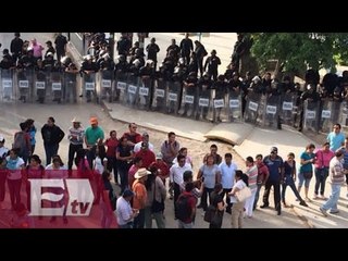 Enfrentamiento entre maestros y policías en Chiapas / Titulares de la tarde