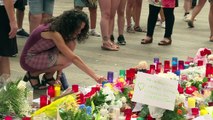 Barcelone: des fleurs déposées en hommage aux victimes