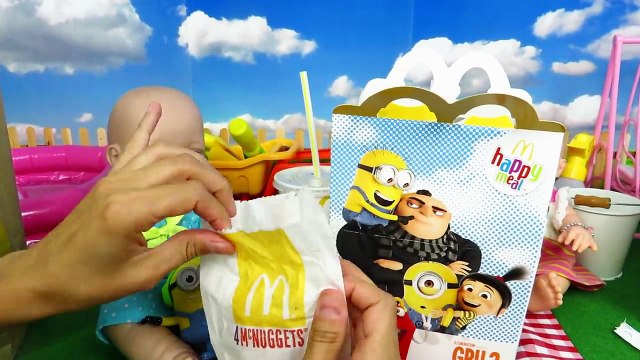 Comida de McDonalds Las muñecas bebés Lucía y Ana comen en el jardín Los mejores juguetes