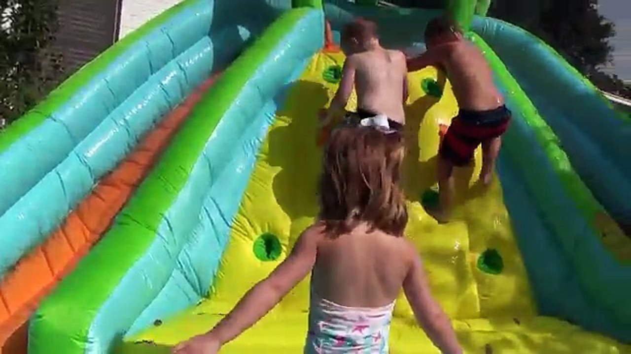 Y coche Gallo hallazgo fuego gigante inflable Niños poco fuera Policía diapositiva camión agua agua agua Tikes