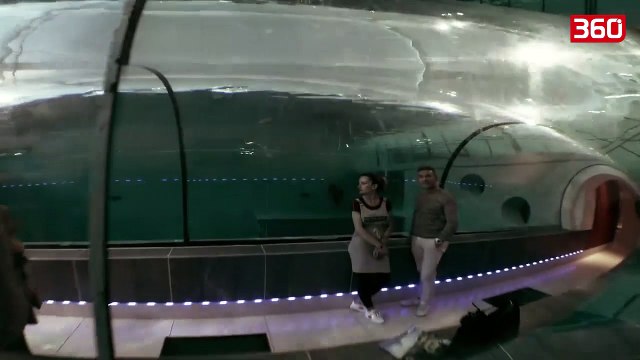 Ky person zhytet ne pishinen me te thelle ne bote vetem me nje fryme (360video)
