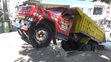 Freni Boşalan Kamyon Dehşet Saçtı