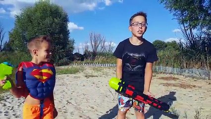 Бетмен против Суперменa, водный автомат Aqua energy против NERF. Видео для детей NERF WAR