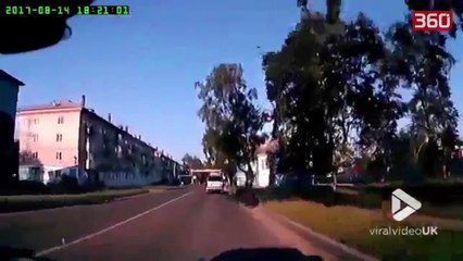 Reflekset e babait hero shpetojne vajzen nga aksidenti (360video)