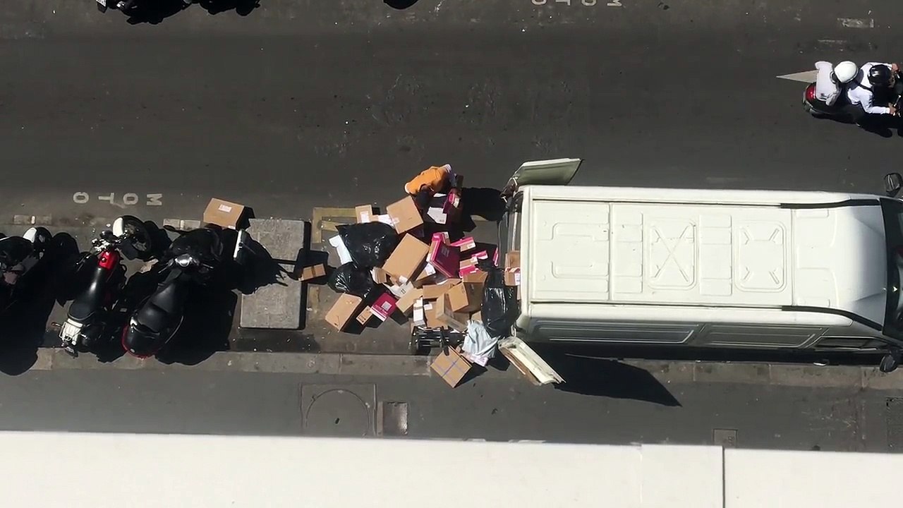 Un livreur de Mondial Relay fait tomber des colis de son camion