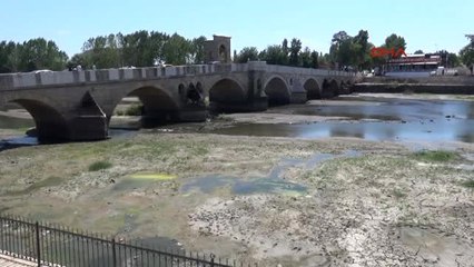 Télécharger la video: Edirne'de Sıcaklar Bastırdı, Tunca Nehri Kurudu