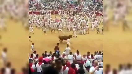 Espagne : Cet homme a réalisé un flip spectaculaire sur le dos d'un taureau furieux !