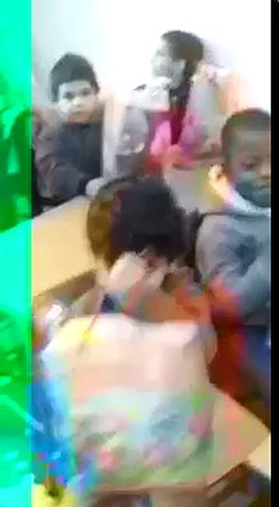 طلاب حضانة فرحانين
