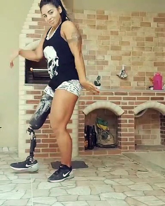 Avec une prothèse de jambe, elle danse comme une ange !