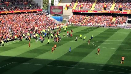 Les supporters lensois envahissent le terrain de manière spectaculaire !