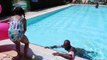 Actividad desafío familia divertido en en Niños Juegos Olímpicos recreo piscina verano el