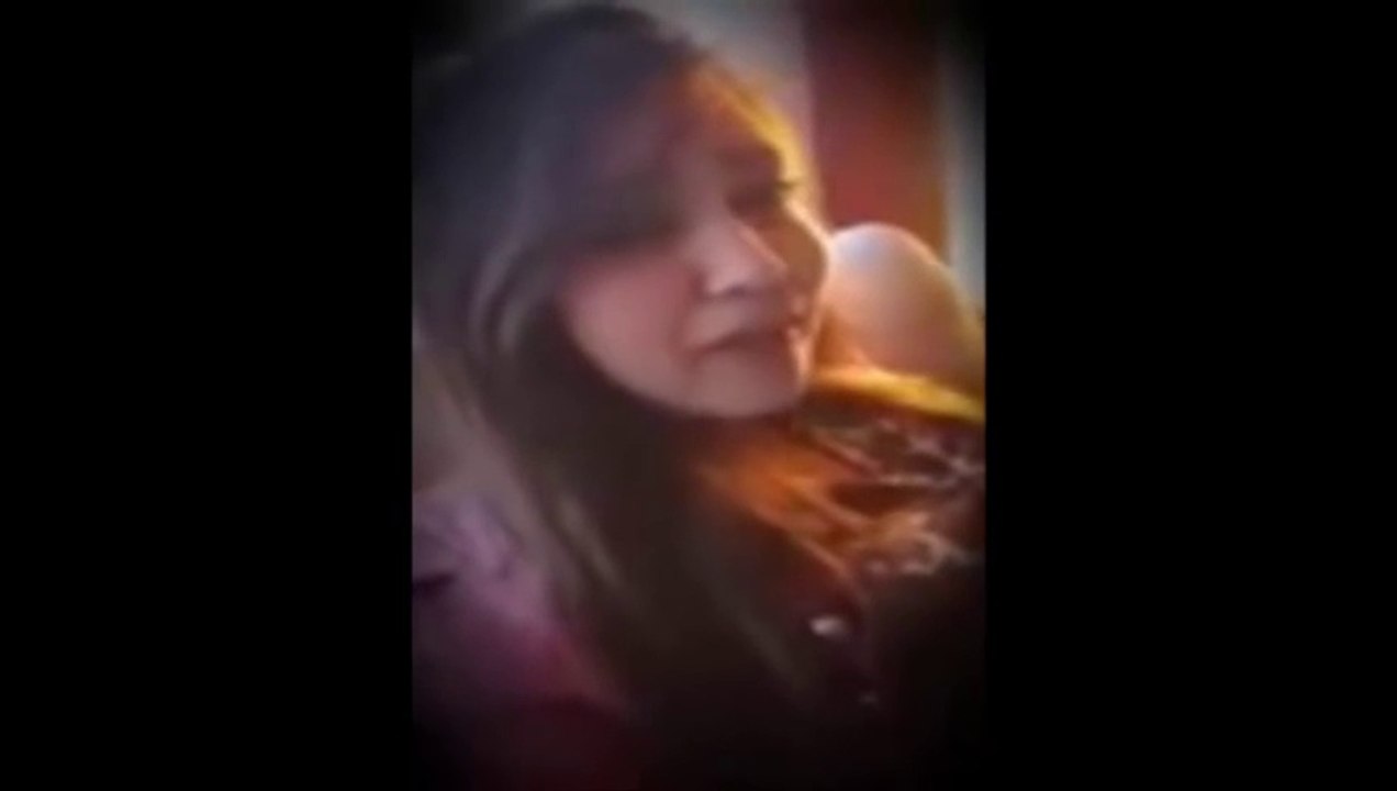 بنت تغني اغنية عن الغربة حزينة جدا بصوت رائع و جميل