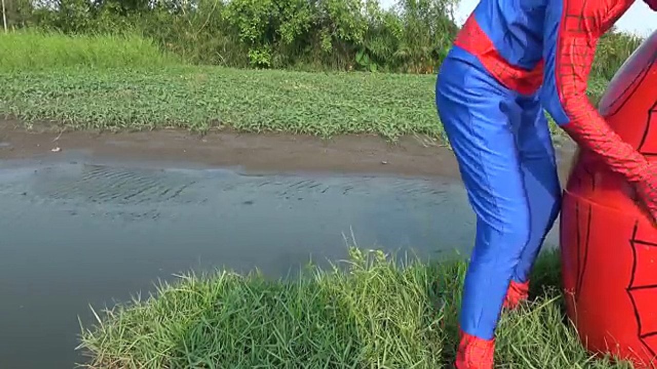 Extranjero Ordenanza huevo gigante en en bromista vida película proteger hombre araña superhéroe sorpresa Vs real vs
