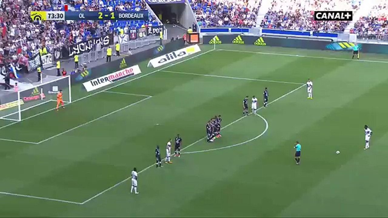Le coup-franc surpuissant de Bertrand Traoré pour l'OL face à Bordeaux !