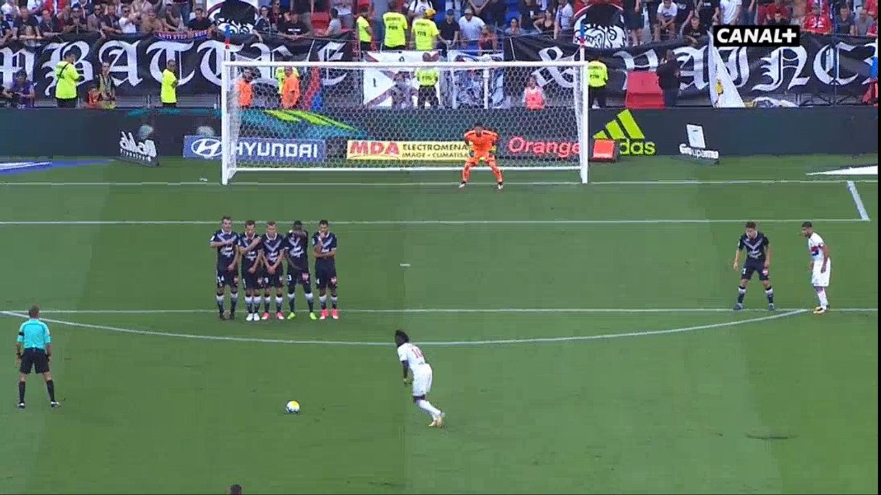 But sur coup-franc de Bertrand Traoré - Lyon VS Bordeaux 3-1 (19 août 2017)