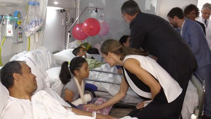 Los Reyes visitan a los heridos en el Hospital del Mar