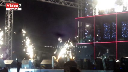 بالفيديو.. تامر حسنى يغنى "ورا الشبابيك" لايف