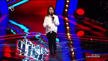 A cute little girl from Turkey is singing 'Dil Mera Muft Ka' and dancing   With Eng. Sub.(720p)