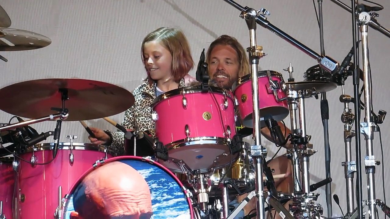 Harper Grohl drumming for her dad - video Dailymotion