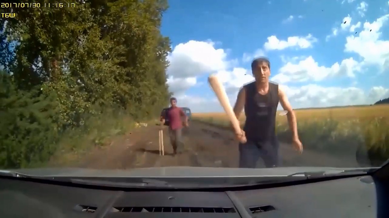 Un couple tombe dans un guet-apens en pleine campagne.