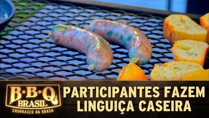 Participantes fazem linguiça caseira