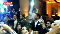 محمد إمام يشارك حماقى بالرقص أثناء إحيائه حفل زفاف مصطفى خاطر