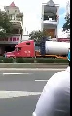 container-cho-vat-trang-la-dai-hang-tram-met-tren-duong-pho-nha-trang-khien-nguoi-dan-xon-xao-1859