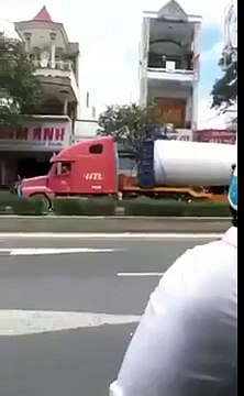 container-cho-vat-trang-la-dai-hang-tram-met-tren-duong-pho-nha-trang-khien-nguoi-dan-xon-xao-1859