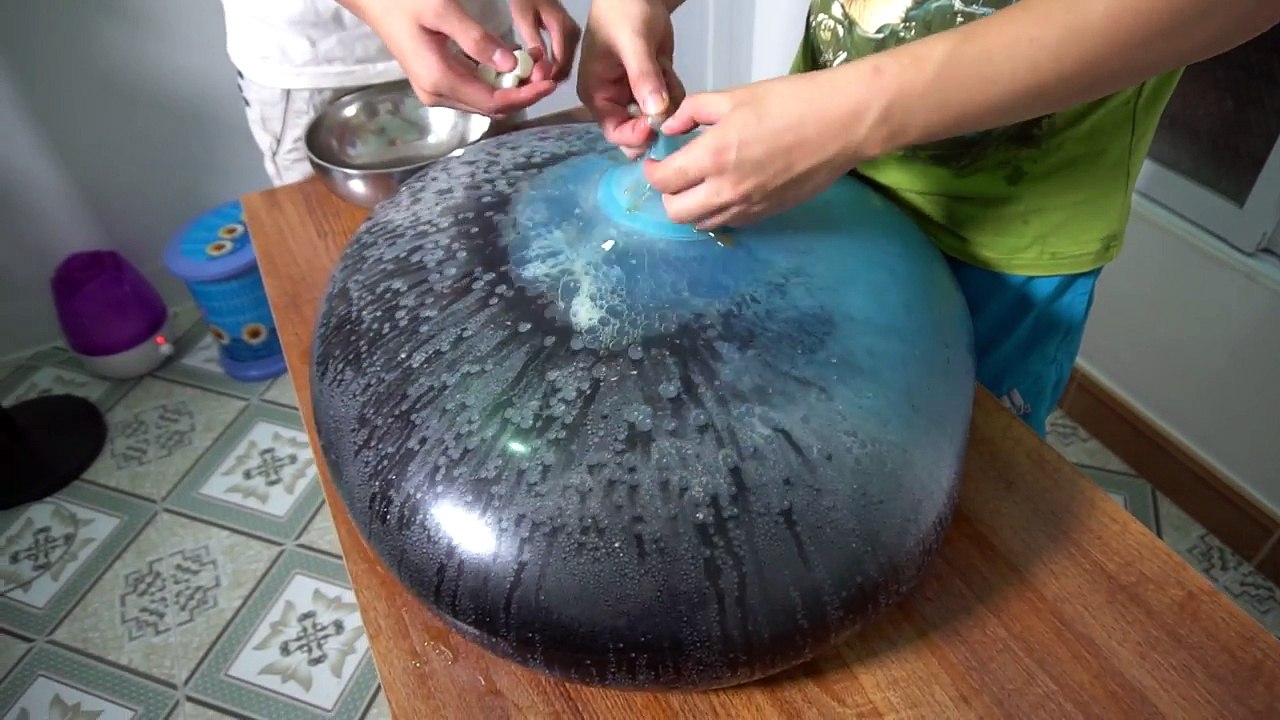 NTN - Đổ 100 Viên Mentos Vào Quả Bóng Coca Cola ( Balloon Vs Coca Mentos )