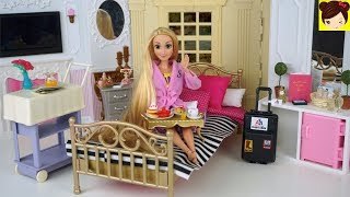Rutina de Mañana de Princesa Rapunzel en Cuarto de Hotel De Barbie - Los Juguetes de Titi
