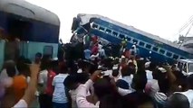 India: More than 20 dead in Uttar Pradesh train derailment