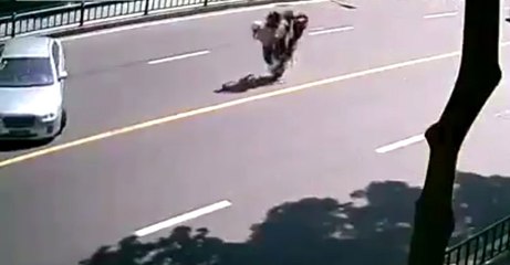 Sert Fren Yapan Motosiklet Takla Attı