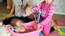 Bain temps amusement avec bébé enfants en jouant jouet Baignoire