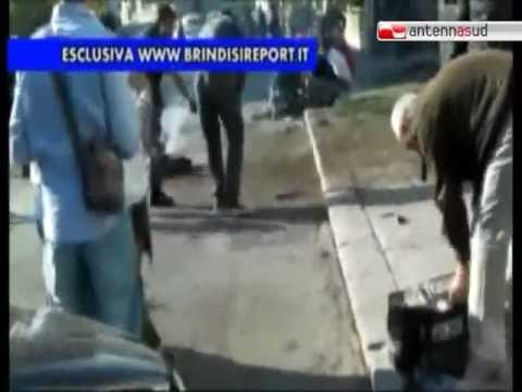 TG 19.05.12 Attentato a Brindisi, morta una studentessa e 7 feriti