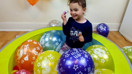 Et balle couleurs des œufs pour enfants Apprendre magique fosse formes Voir létablissement la télé Surprise |