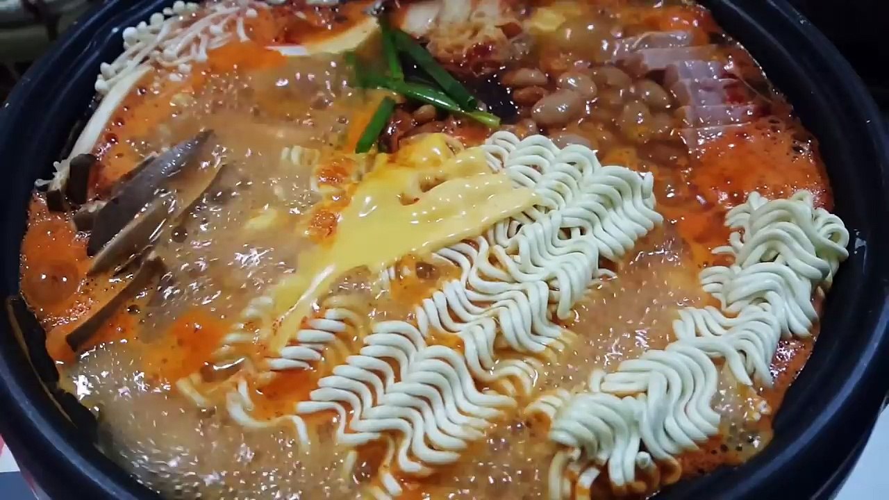 [MUKBANG] Spicy Noodles Army Stew | Korean Fire Ramen Hotpot | Budae Jjigae 부대찌개