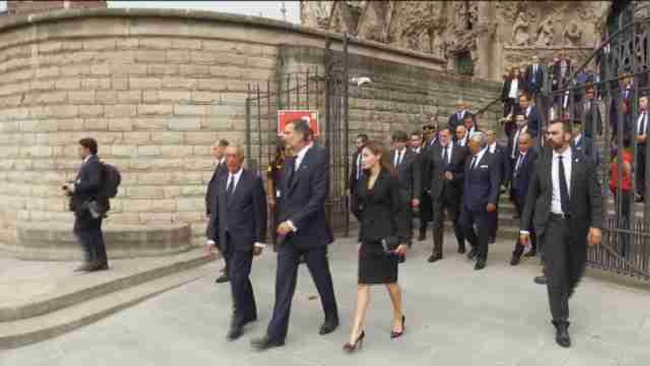 Aplausos y gritos de "viva el Rey" a su salida de la Sagrada Familia
