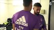 Keylor Navas peluqueando a Isco Alarcon en la concentración del Real Madrid