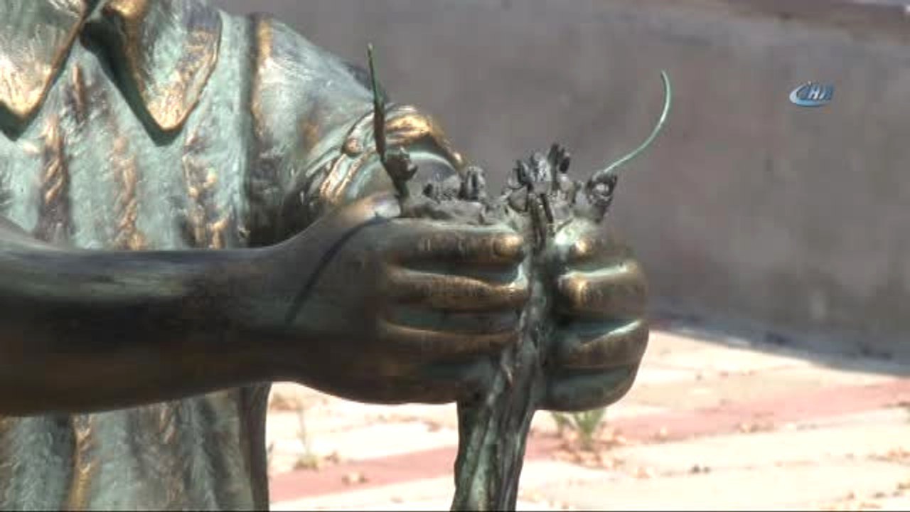 Atatürk'e Çiçek Hediye Eden Kızın Heykeline Saldırı