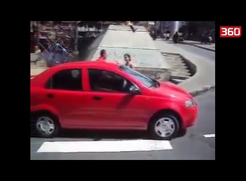 Gruaja kap te dashurin me nje tjeter, shikoni cfare ju punon ne mes te rruges (360video)