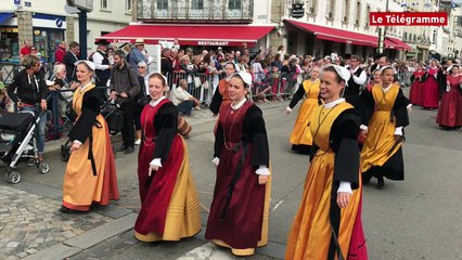 Concarneau. Filets Bleus : grande parade sous un franc soleil