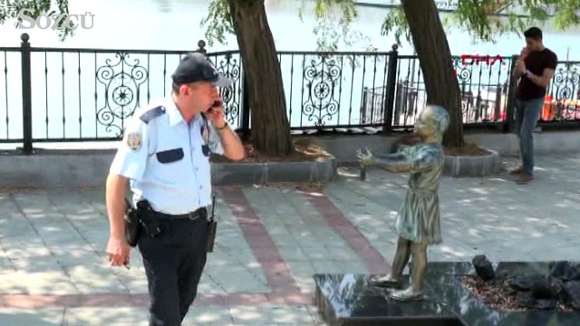 Atatürk’e çiçek veren kız heykeline çirkin saldırı