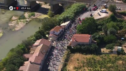 Riders are stopped by a train - Étape 2 / Stage 2 - La Vuelta 2017