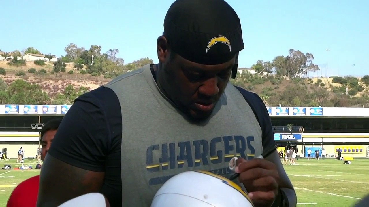 King Dunlap Signing Autographs At 2016 Chargers Training Camp – iFolloSports.com