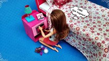 Vivo bebé alto monstruo paraca el libro en cuarto una Cómo hacer decorado muñecas barbie e.a.h entre