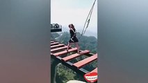 Chine : Des femmes sans peur s'attaquent au pont suspendu à des centaines de mètres au-dessus d'une vallée !