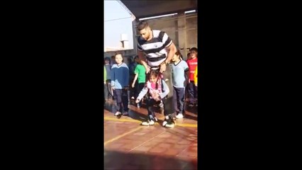Ce que fait ce prof de sport pour cette jeune handicapée est magique