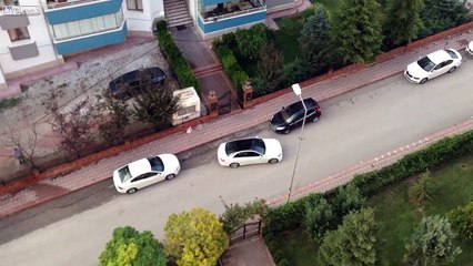 Une autre femme qui trouve une grande difficulté à bien garer sa voiture !