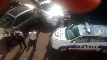 Télécharger la video: La police tire sur un agresseur armé d'un couteau qui voulait prendre la fuite !